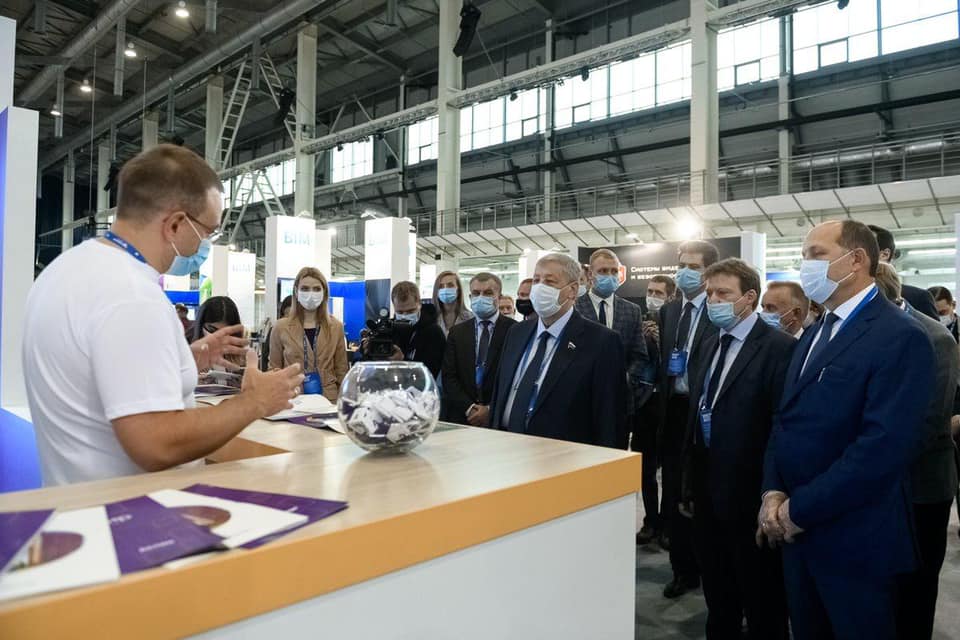 Владимир Якушев на 100+ Forum Russia: «Наши ориентиры - эффективность, экологичность, эргономика стройки»
