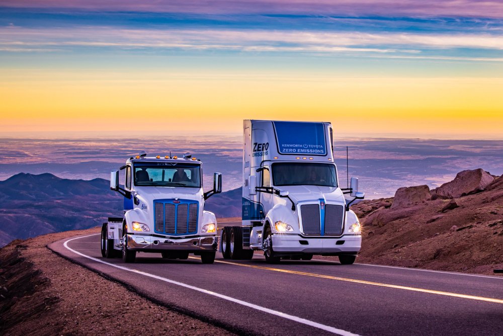 Грузовики Kenworth и Peterbilt с нулевым уровнем вредных выбросов поднялись на гору Пайкс-Пик