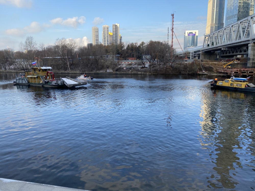 Появилось масляное пятно на Москва-реке в районе набережной Тараса Шевченко