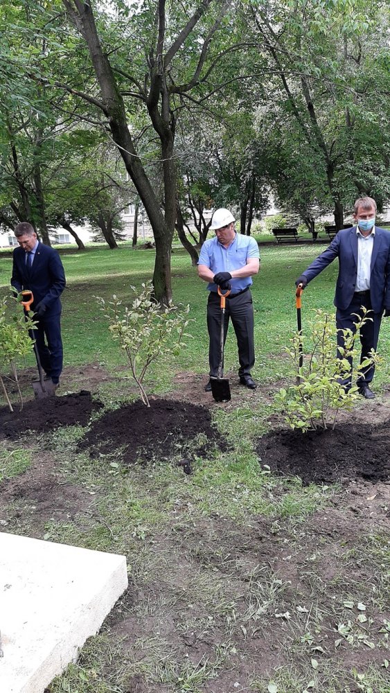 Битва городов, посадка первой аллеи строителей и Живые дома Урала: как отмечают День строителя в Свердловской области