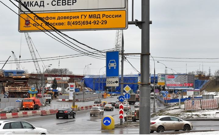 На разворотной эстакаде развязки МКАД с Волоколамкой уложат асфальт