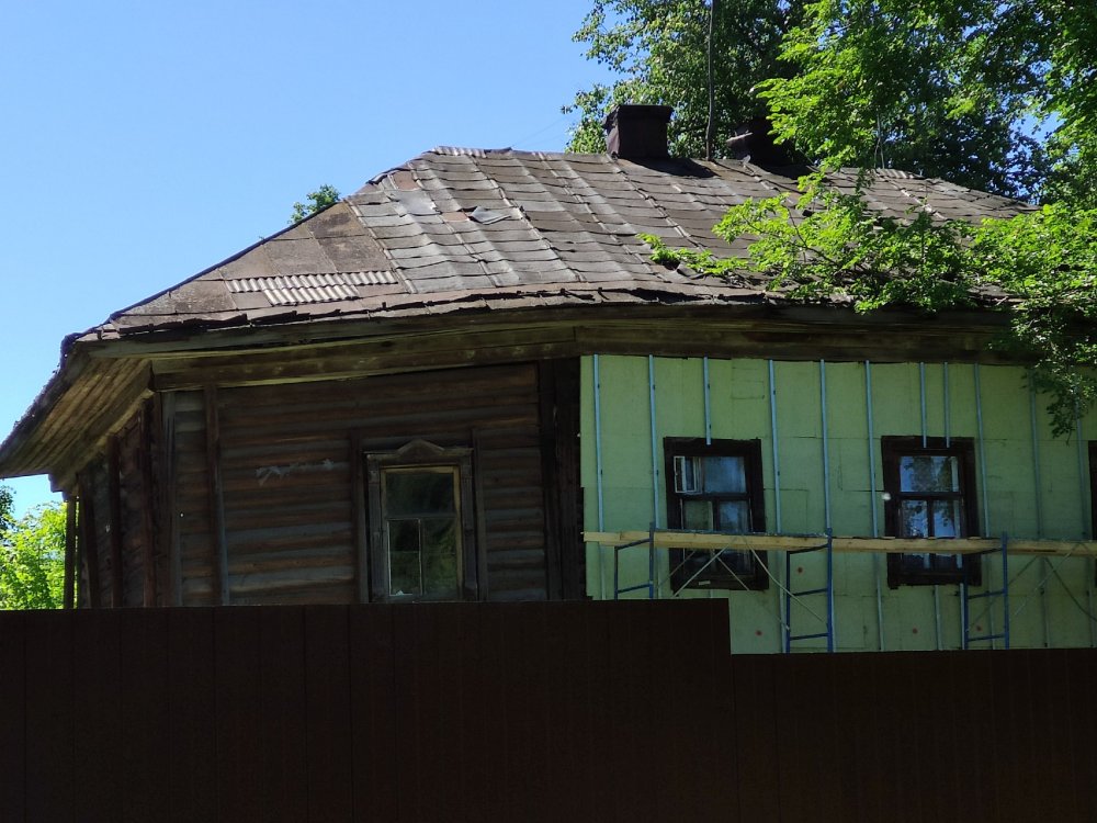 В Орлове третий год капитально ремонтируют фасады разваливающихся деревянных домов