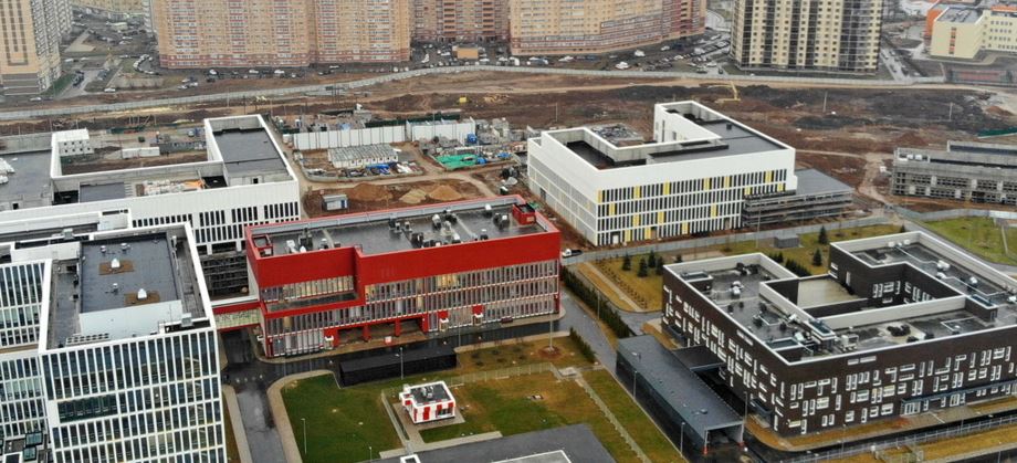 Завершается монтаж кровли и фасада двух корпусов больницы в Коммунарке
