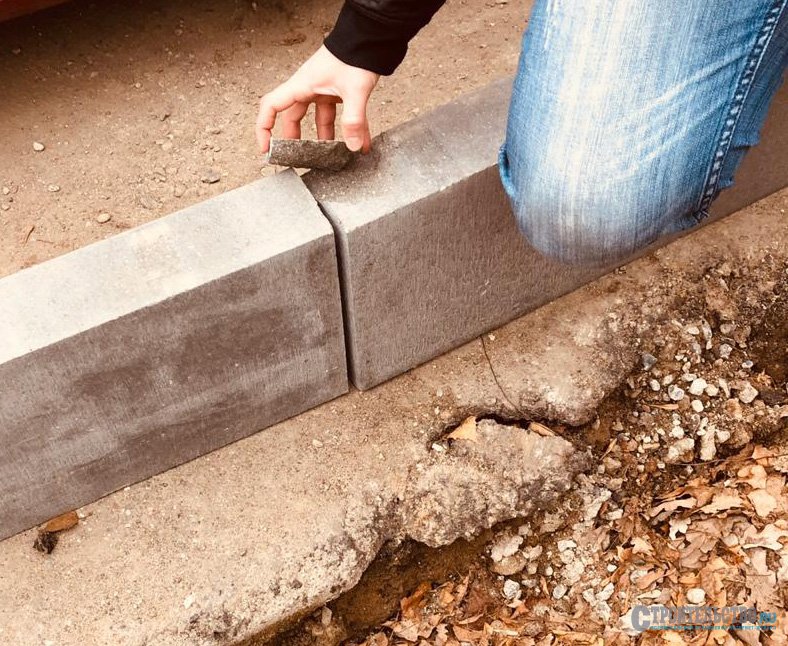 Кто зарабатывает на бордюрах, которые никому не нужны?