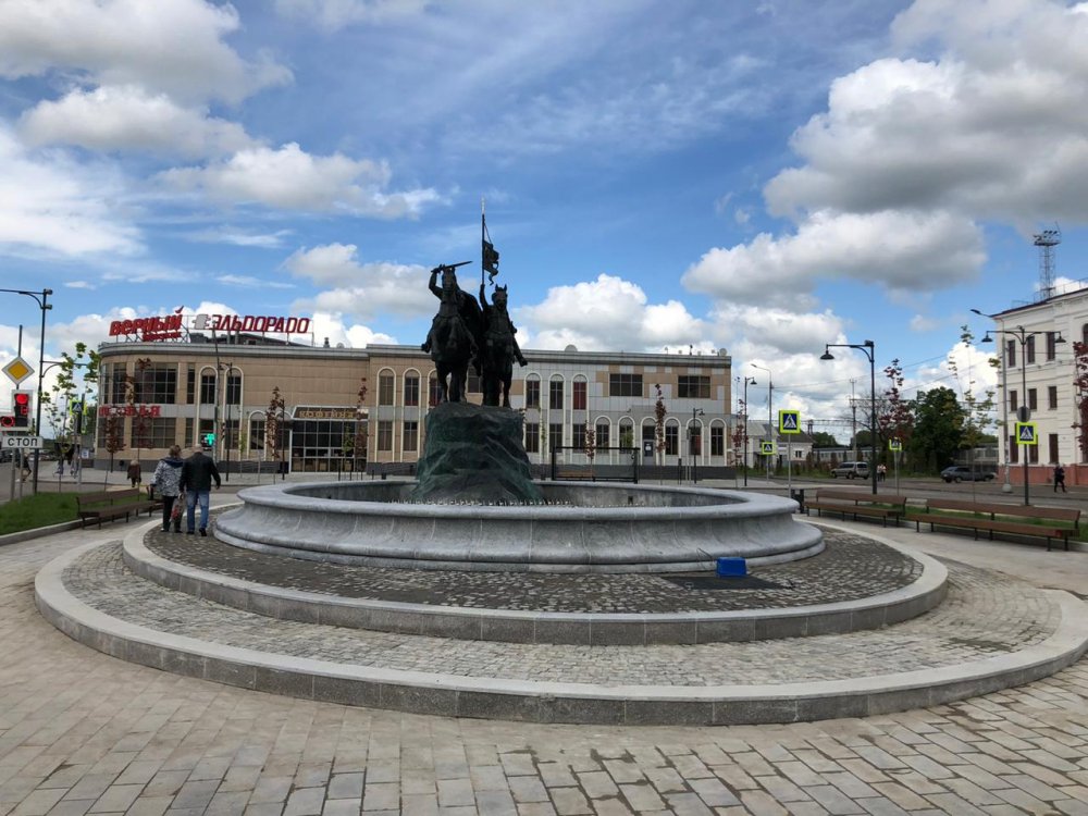 Вокзал города серпухов. Серпухов вокзал фонтан. Серпухов фонтан на Привокзальной площади. Серпухов Вокзальная площадь. Серпухов памятник на вокзале.