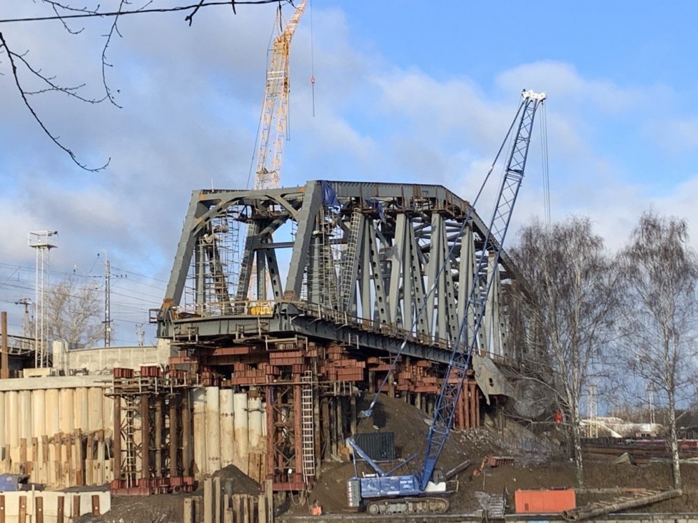 В мороз возводится новый мост через Зею в Благовещенске