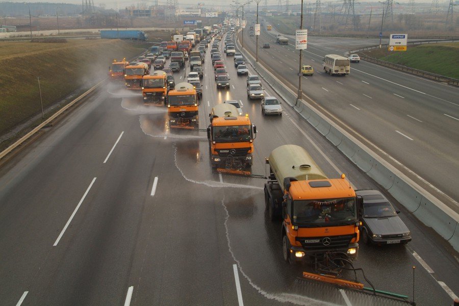 Промывку дорожных объектов на МКАД проведут с использованием дезинфекторов