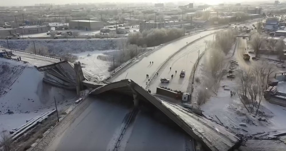 Появилось видео рухнувшего моста в Оренбурге